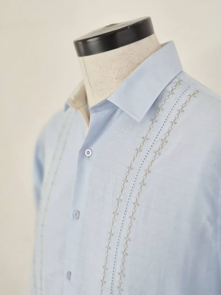 Guayabera Azul Claro Detalle.webp