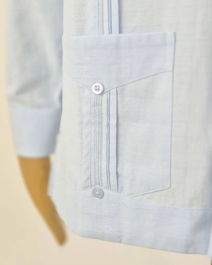 Guayabera Diplomatica Azul Detalle.webp