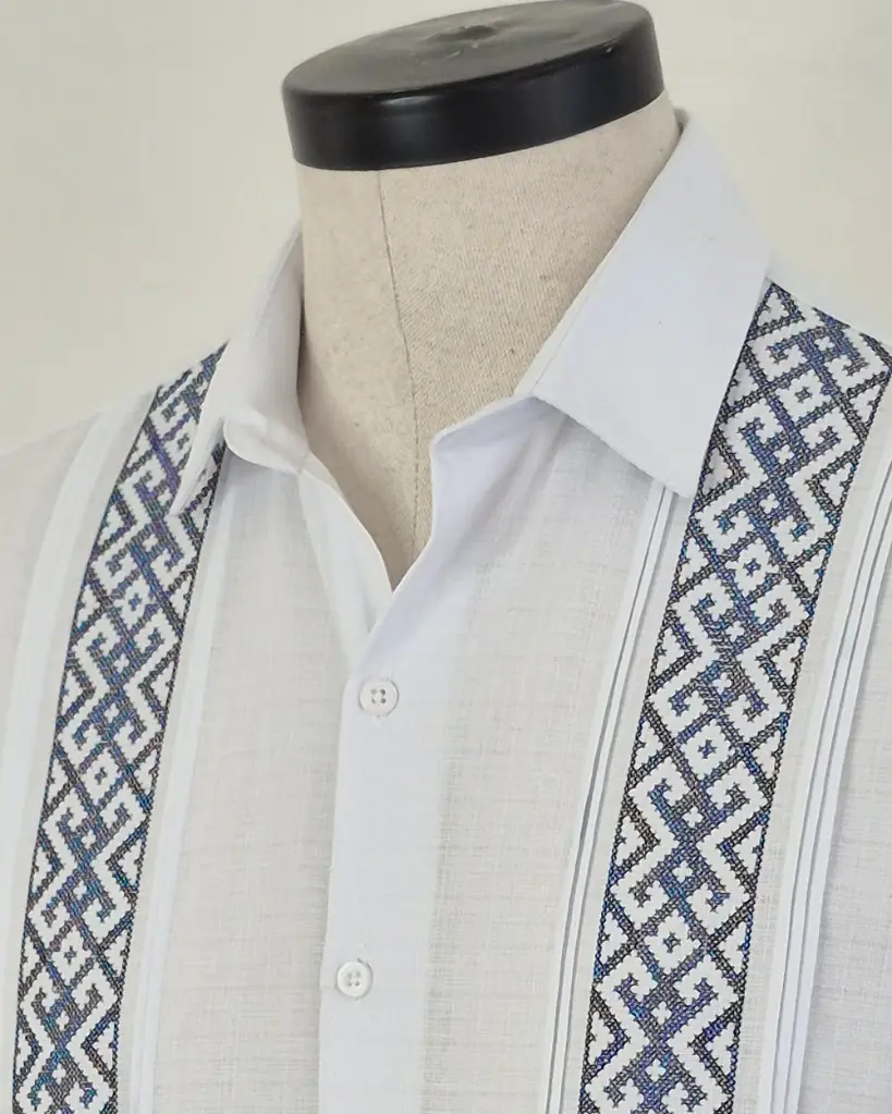 Camisa blanca Bazul Detalle.webp