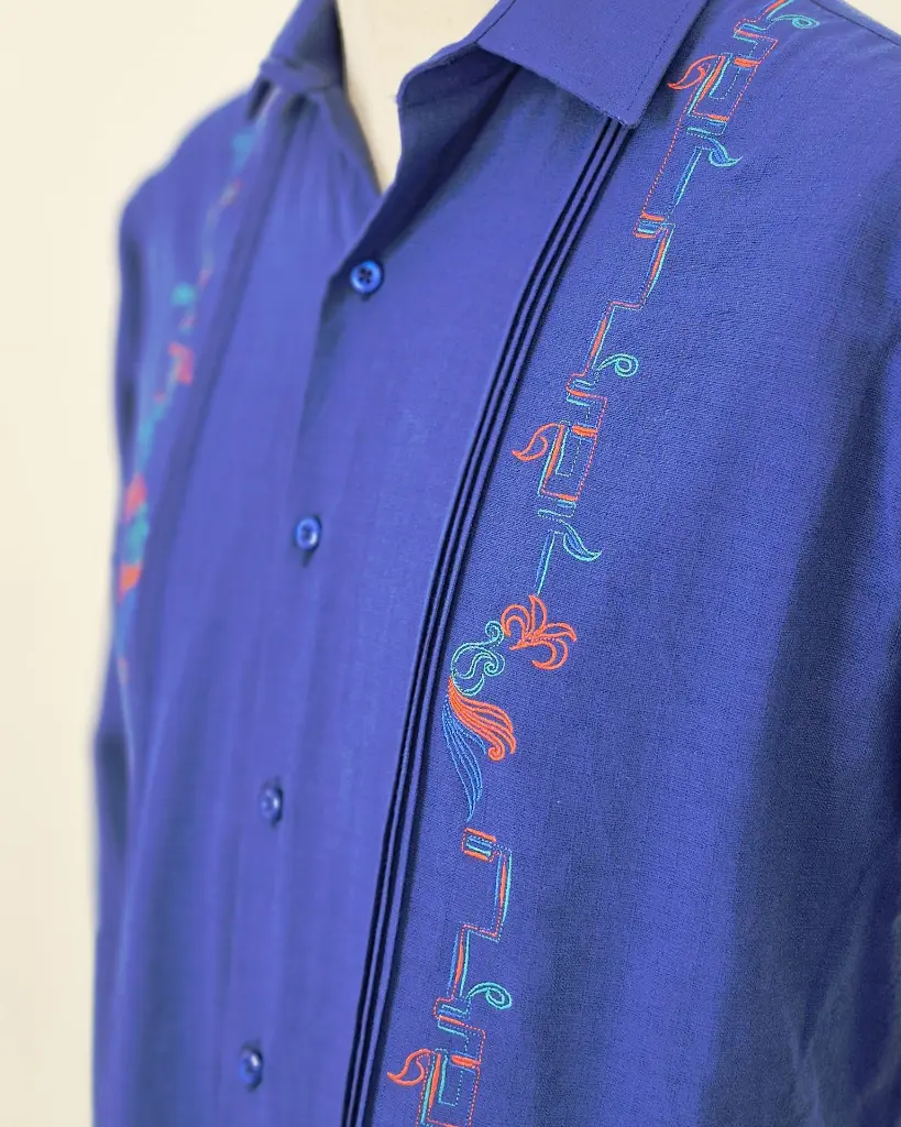 Camisa Azul Rey Detalle.webp