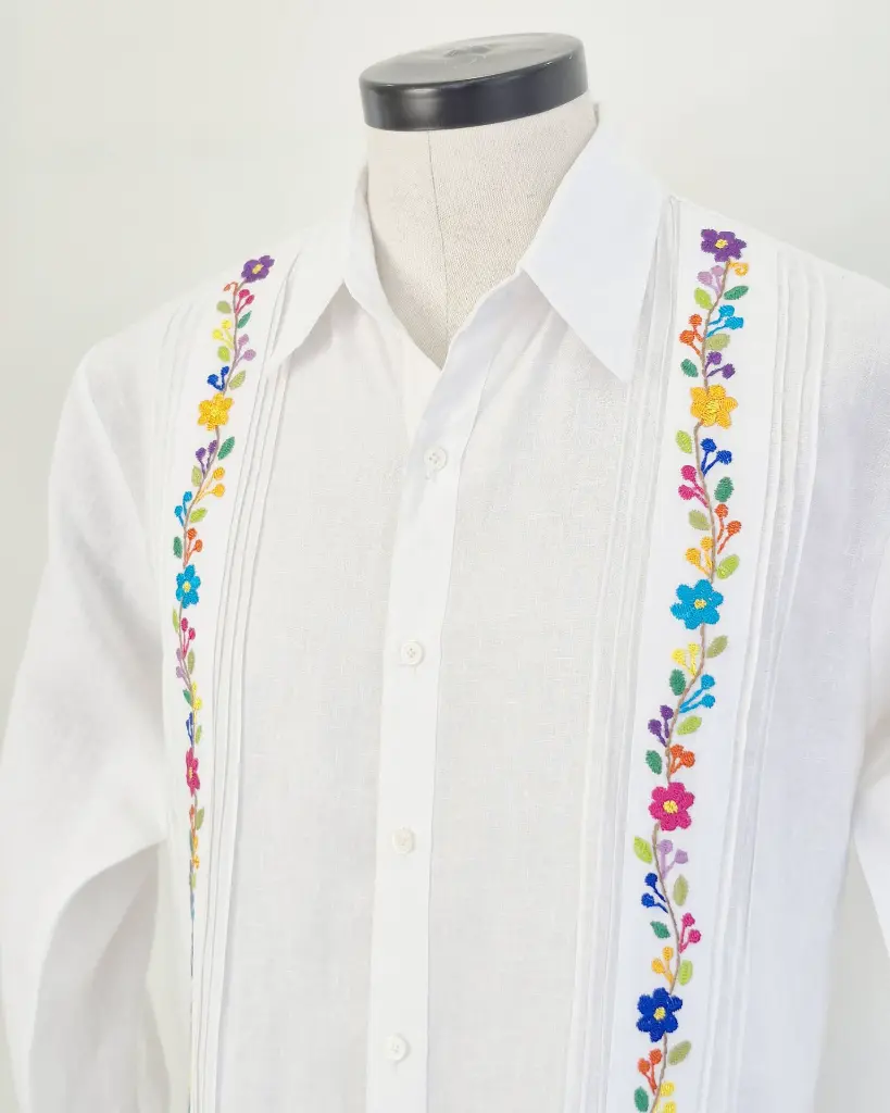 Guayabera clásica 01 detalle.webp
