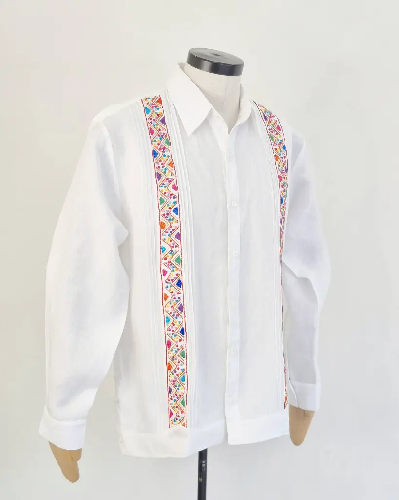 Guayabera clásica grecas costado.webp