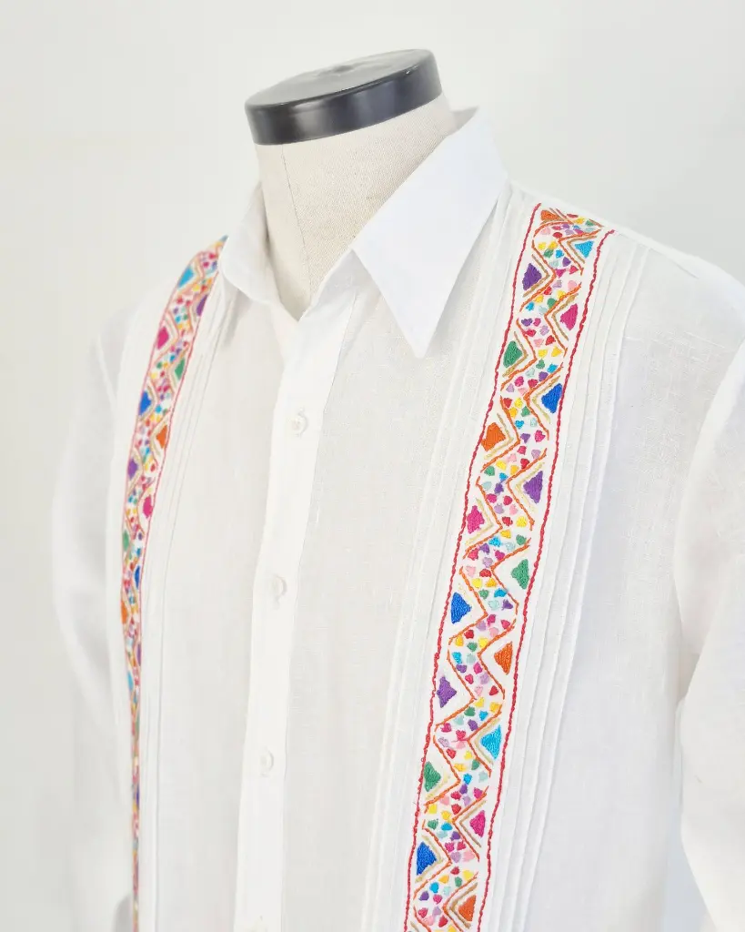 Guayabera Clásica Grecas Detalle.webp