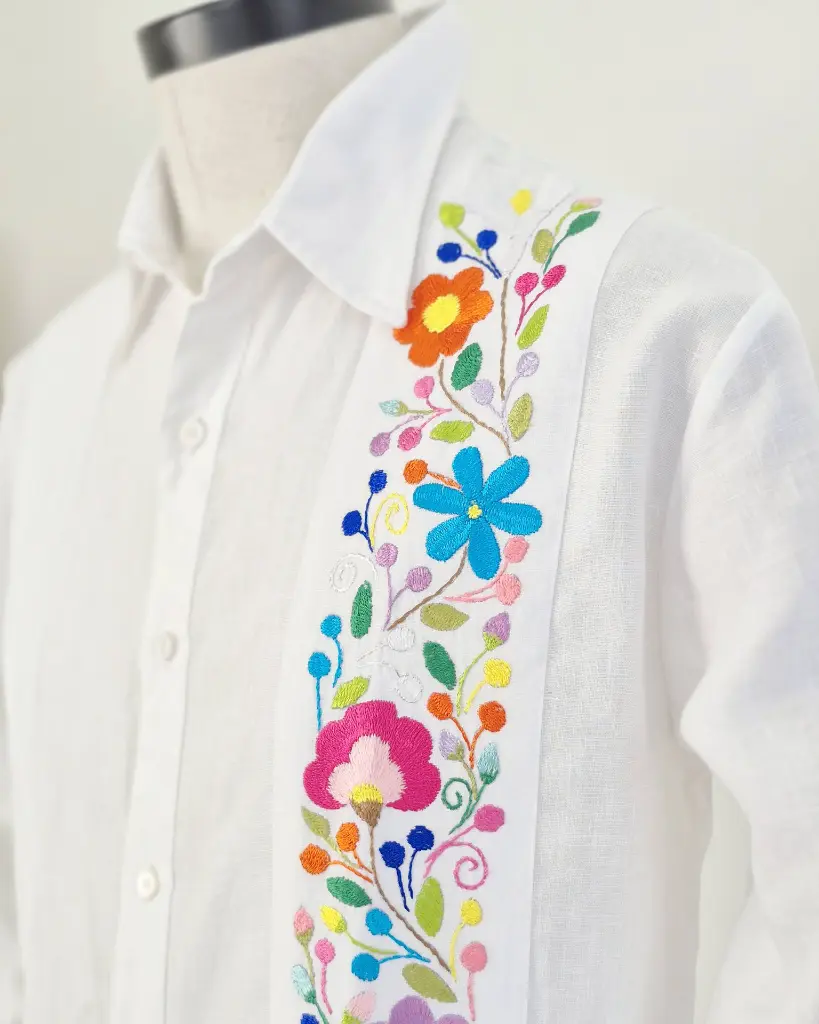 Guayabera clásica 03 detalle.webp