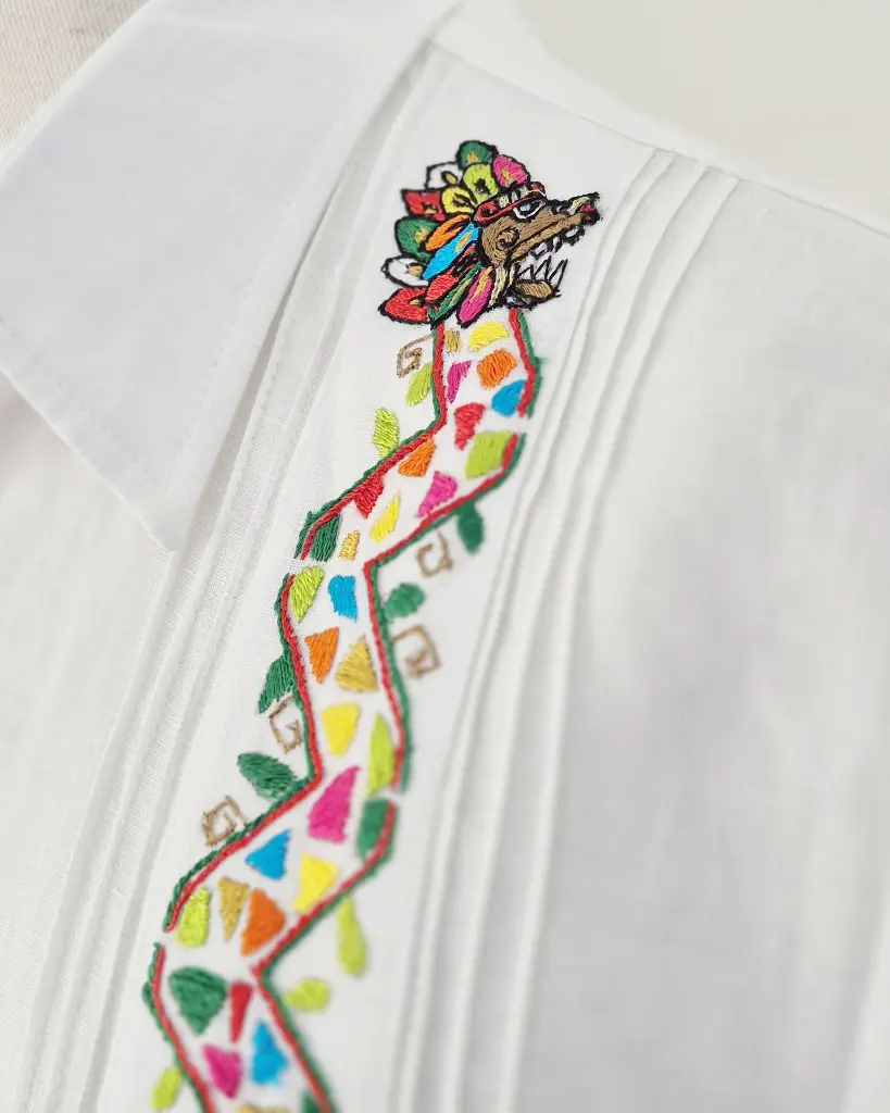 Guayabera Dragón 2025 detalle.webp