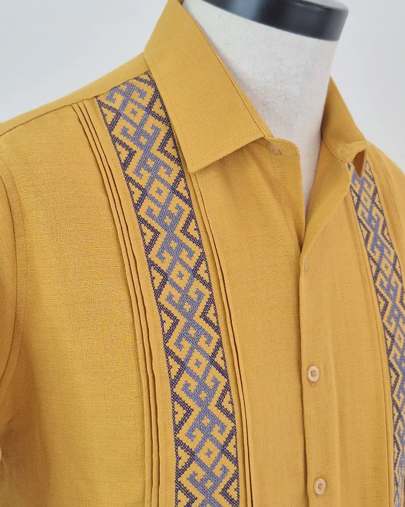 Camisa Amarilla Detalle.webp