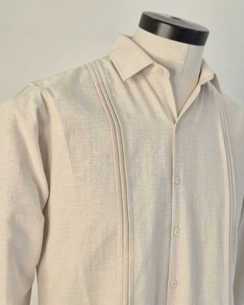 Guayabera Beige  Lisa Detalle.webp
