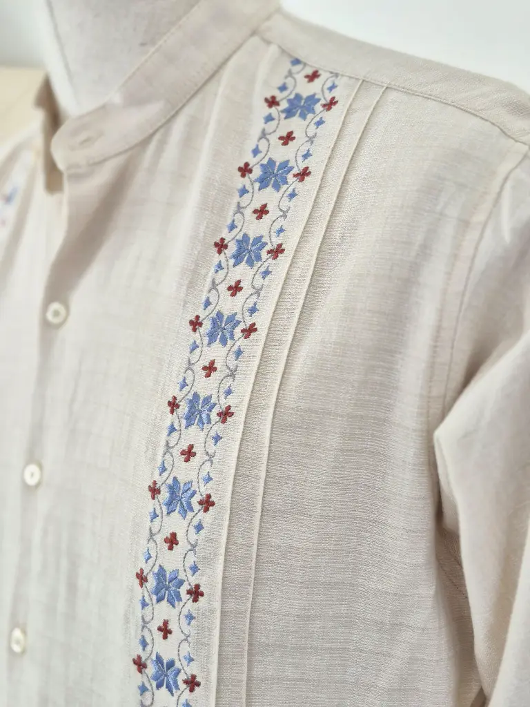 Guayabera Beige Detalle.webp