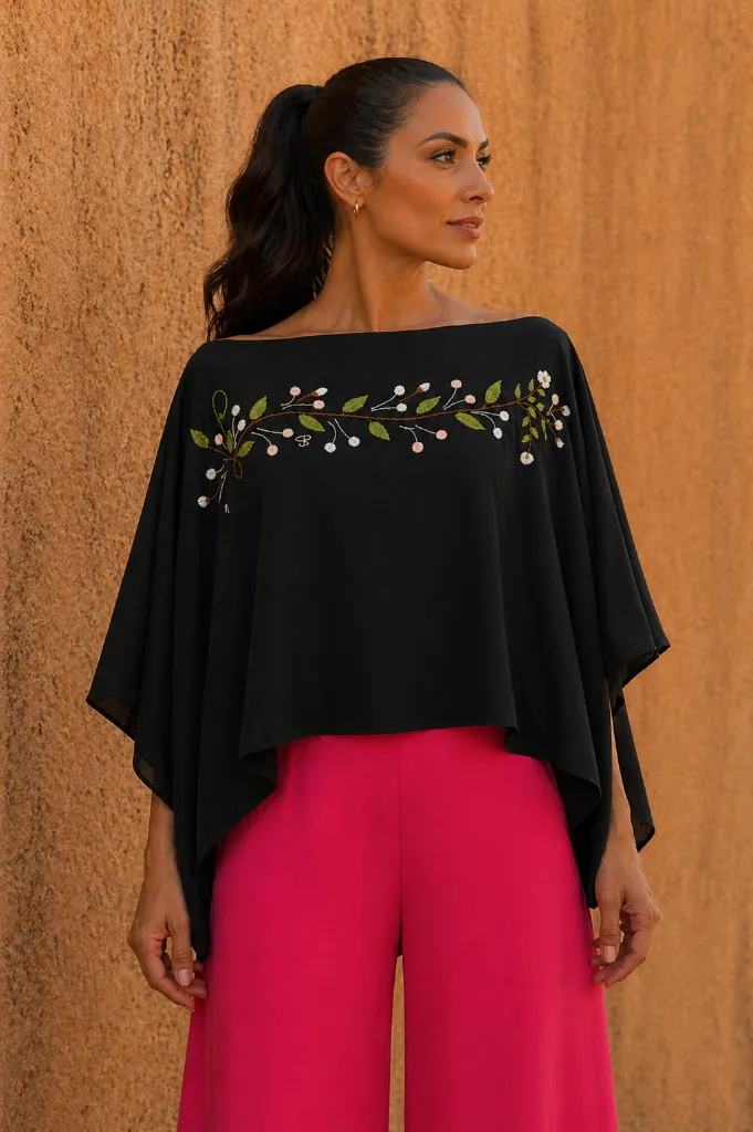 Huipil Andrea con Modelo.webp