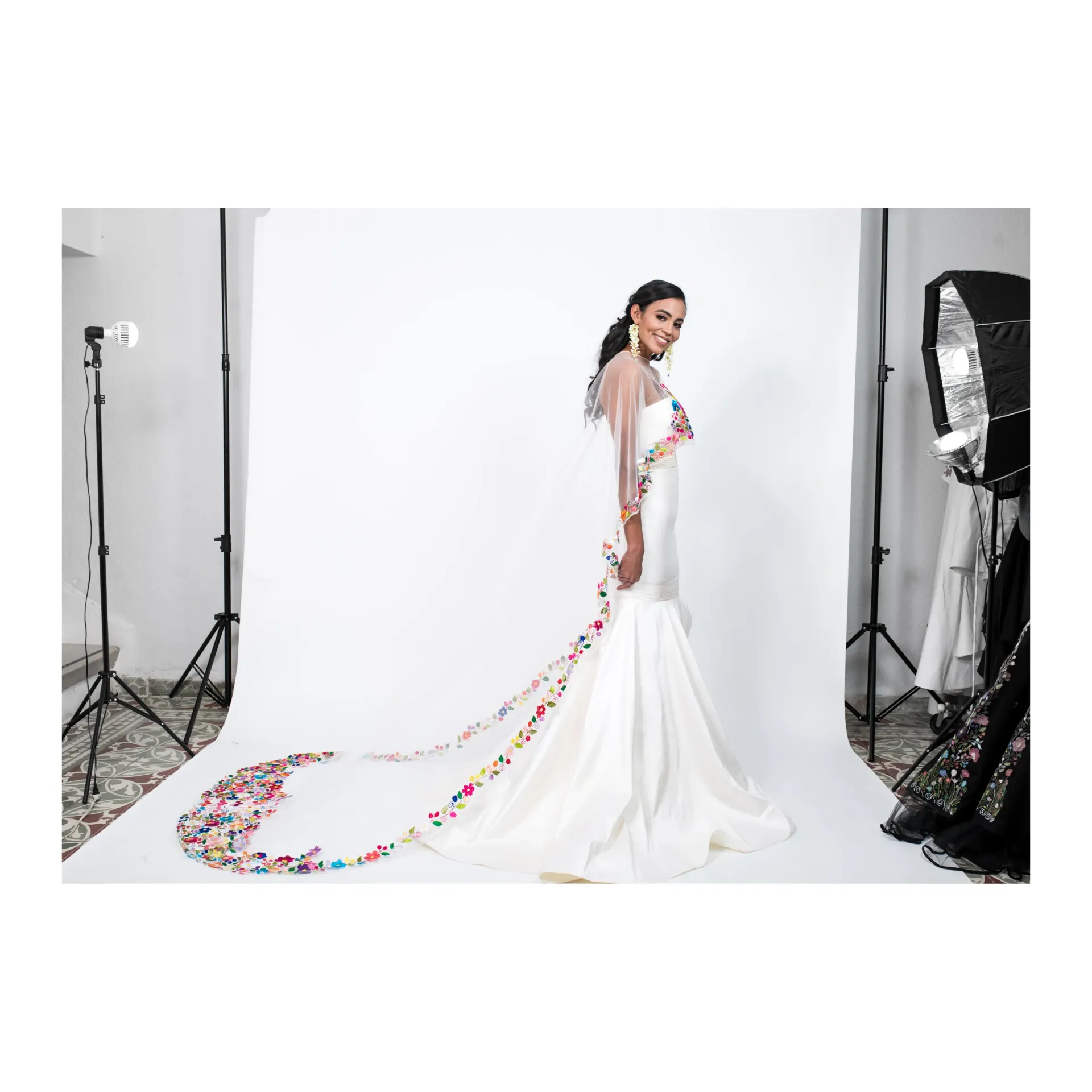 Capa Poncho Bordada con Cauda